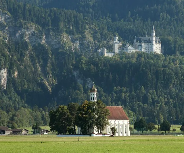 Blick auf einen Kirche vor einem Berg