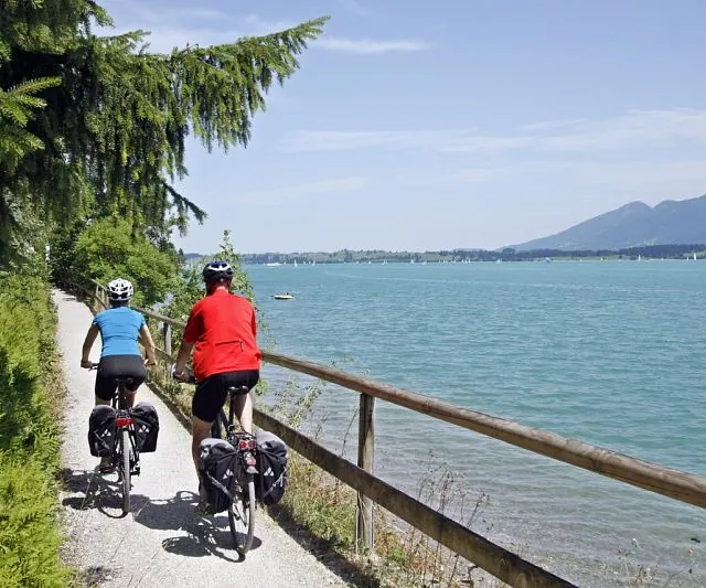 Radtour entlang eines Sees